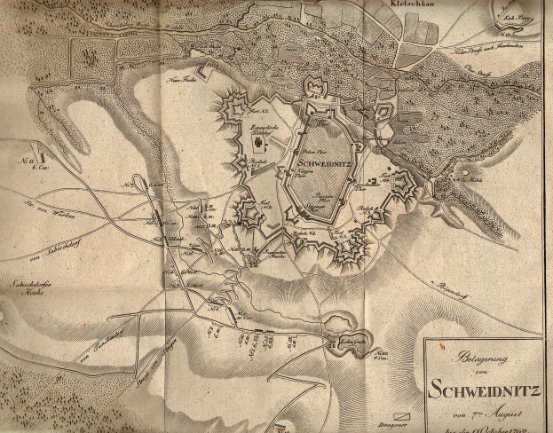 Ein detaillierter alter Stadtplan von Schweidnitz, Deutschland, der Stra├čen, Geb├Ąude, Landmarken und Text zeigt, der die Bev├Âlkerung, Geschichte und Kultur der Stadt beschreibt.