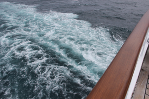 Ein Schiff, das auf einem Fluss fährt.