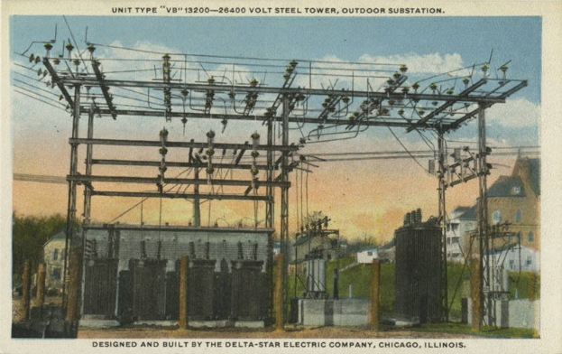 Schwarz-weiß-Postkarte einer elektrischen Umspannstation in Chicago, Illinois, die eine Stromleitung mit Transformatoren, Gebäude, Bäume und einen bewölkten Himmel zeigt, mit Text am unteren Rand.