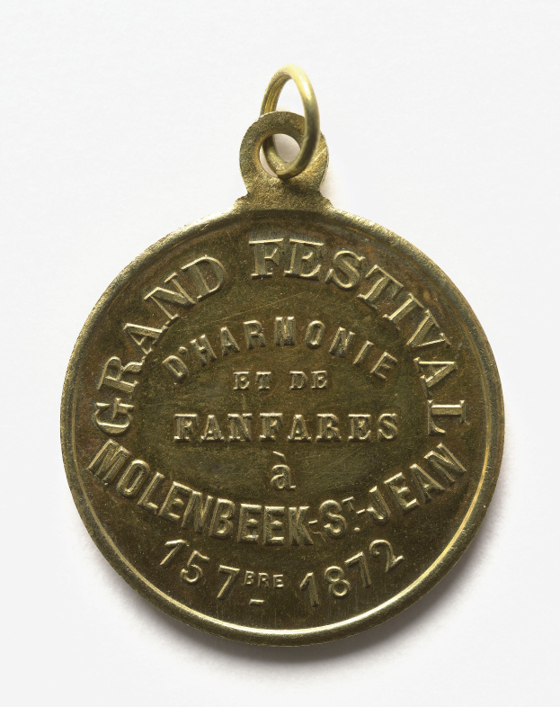 Eine Goldmedaille mit der Aufschrift "Großes Festival" auf weißem Hintergrund.