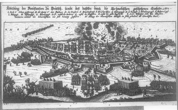 Eine Schwarz-Weiß-Zeichnung einer Stadt mit zahlreichen Gebäuden, Bäumen und Menschen, umgeben von Wasser, mit dem Text "Die Völkerschlacht bei Leipzig" oben und unten, unter einem tiefblauen Himmel mit einem untergehenden, orange leuchtenden Sonnenuntergang.