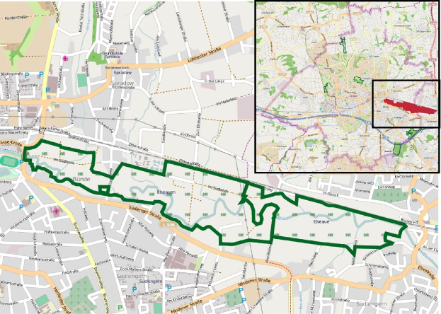 Karte einer Stadt, die in zwei Abschnitte unterteilt ist, mit einer grünen Linie, die die Route einer Radtour anzeigt, Start- und Endpunkte, Dauer und Sehenswürdigkeiten.