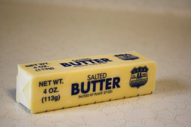 Ein Butterblock mit Text darauf, der auf einem Tisch liegt.