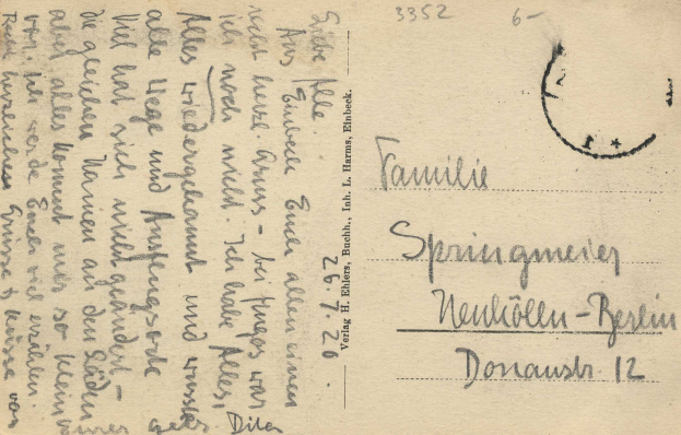 Eine alte Postkarte aus Berlin, Deutschland, mit einem handgeschriebenen Familienbrief und einer Briefmarke auf der rechten Seite.
