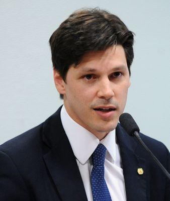 Ein gut gekleideter Mann spricht in ein Mikrofon und scheint die Nachricht von einem vom Staat genehmigten Gesetz zu verköndigen, das den Internetgebrauch verbietet.