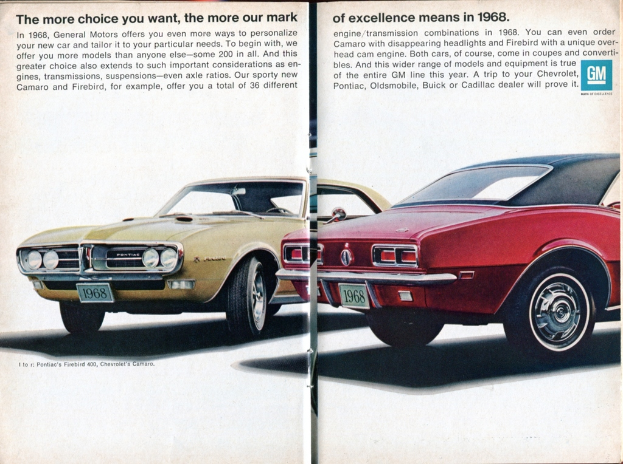 Ein aufgeschlagenes Buch mit Text und Bildern von zwei Autos.