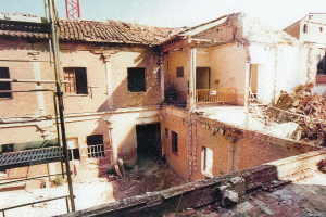 Ein teilweise abgerissener Bau mit einer Barrikade, sichtbaren Fenstern und etwas, das wie eine Leiter aussieht.