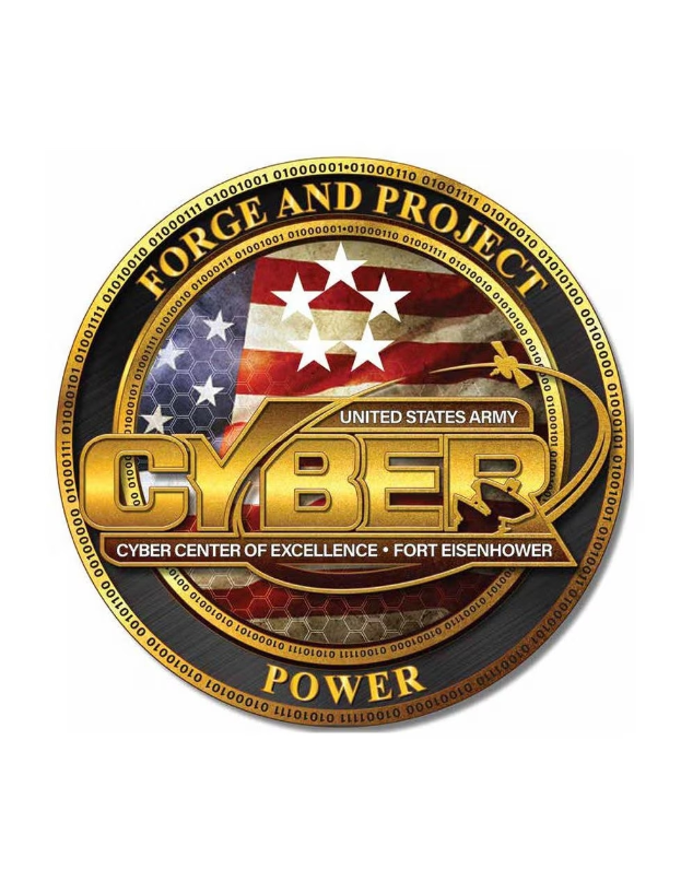 Das Logo des United States Army Cyber Center of Excellence, Fort Eisenhower, zeigt einen blauen Kreis mit einem weißen Stern in der Mitte, umgeben von einem weißen Rand, mit dem Text "Forge and Project Cyber Power" darunter in fetter, schwarzer Schrift.