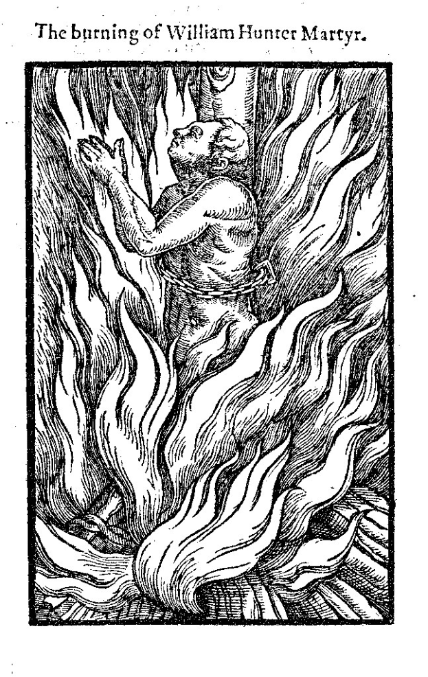 Schwarze und weiße Zeichnung einer Person, die von hellen orangefarbenen und gelben Flammen umgeben ist, mit geschlossenen Augen und zusammengelegten Händen, mit der Überschrift "Die Verbrennung von William Hunter Märtyrer" in fetter schwarzer Schrift oben.