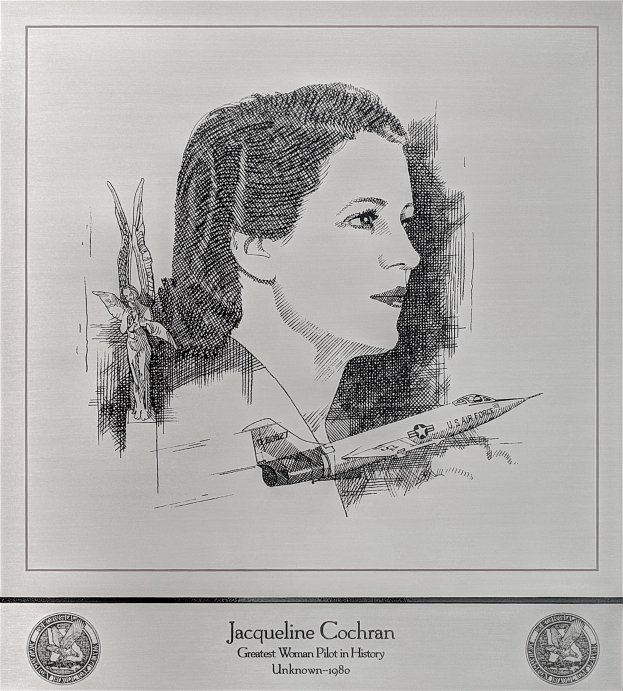 Schwarzes und weißes Porträt von Jacqueline Cochran, der größten Frauenschleuderin der Geschichte, mit Text und zwei Logos unten.