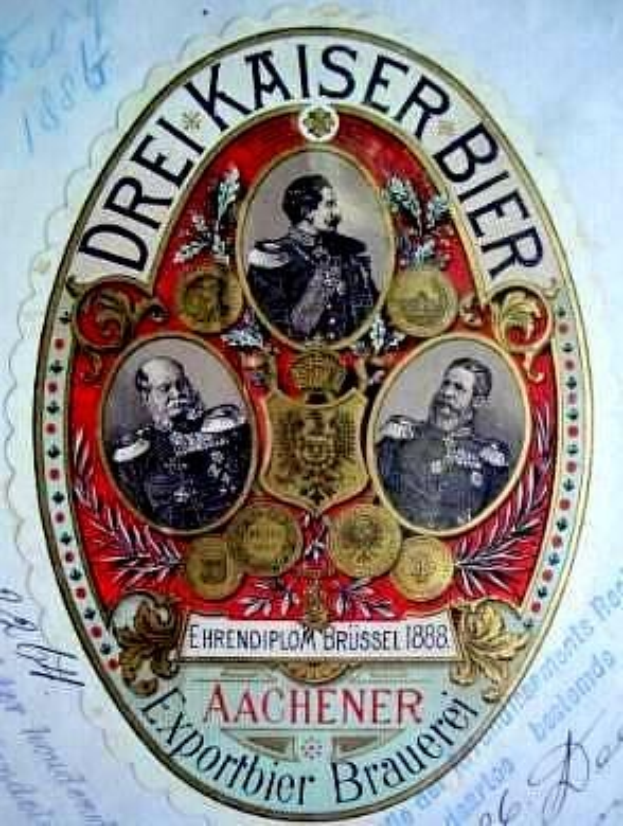 Altes deutsches Bieretikett namens "Drei Kaiser Bier" mit drei Männern in traditioneller Kleidung, einer hält eine Bierflasche, mit Unterschriften unten und einem hellblauen Hintergrund.