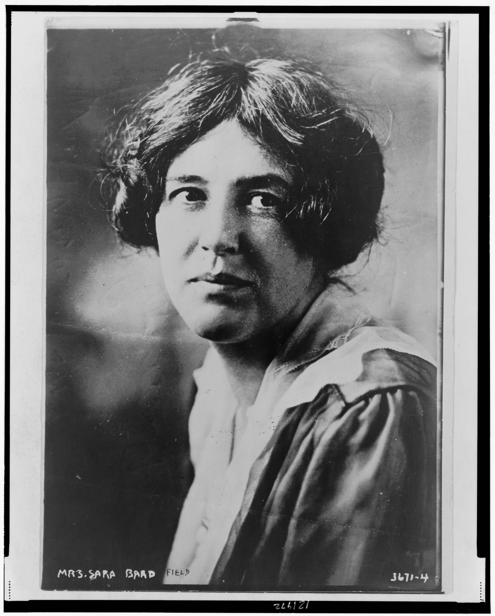 Schwarz-weiß-Porträt einer Frau mit ernstem Gesichtsausdruck, identifiziert als Sara Brad Field.