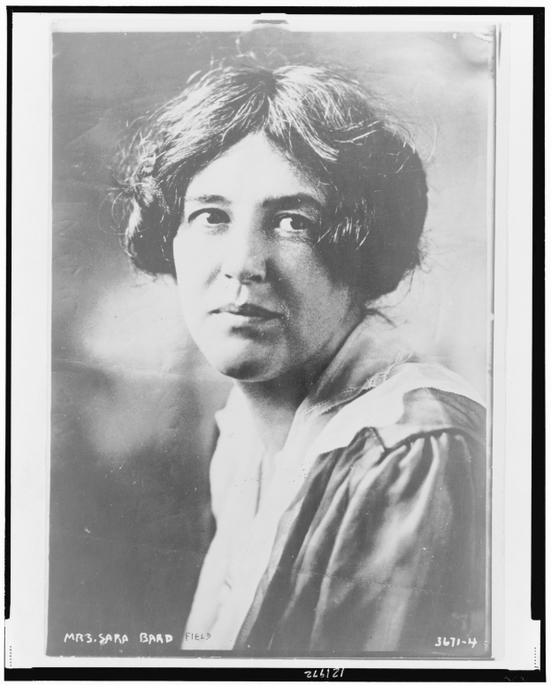 Schwarz-weiß-Porträt einer Frau mit ernstem Gesichtsausdruck, identifiziert als Sara Brad Field.