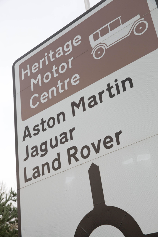 Ein Banner mit dem Text "Heritage Motor Center" und einer Abbildung eines Autos.
