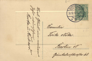 Eine alte Postkarte mit einer Briefmarke, die von Deutschland nach Deutschland adressiert ist, mit der Aufschrift "Deutschland nach Deutschland" darauf.