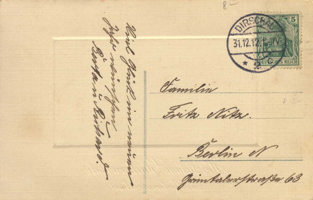Eine alte Postkarte mit einer Briefmarke, die von Deutschland nach Deutschland adressiert ist, mit der Aufschrift "Deutschland nach Deutschland" darauf.